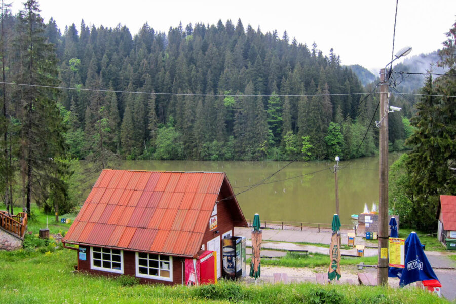 Ausgangspunkt für Wanderungen durch den Nationalpark oder Bootsfahrten auf dem einzigartigen See ist die Ortschaft Lacul Roşu direkt am Ufer, Rumänien - © FRASHO / franks-travelbox