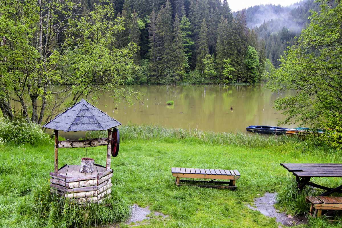Die atemberaubende Bicaz Klamm liegt im Nordosten von Rumänien und führt von der kleinen Ortschaft Bicaz Chei bis zum Lacul Roşu, dem „Roten See“