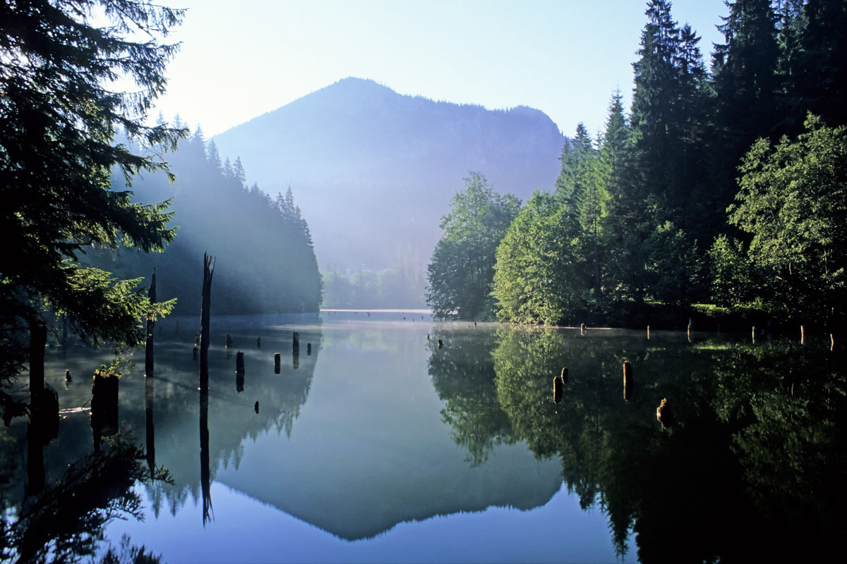 Sowohl die spektakuläre Bicaz Klamm als auch der einzigartige Lacul Roşu (Roter See) gehören mit ihrem fantastischen Landschaftsbild zu den sehenswertesten Touristenzielen in Rumänien