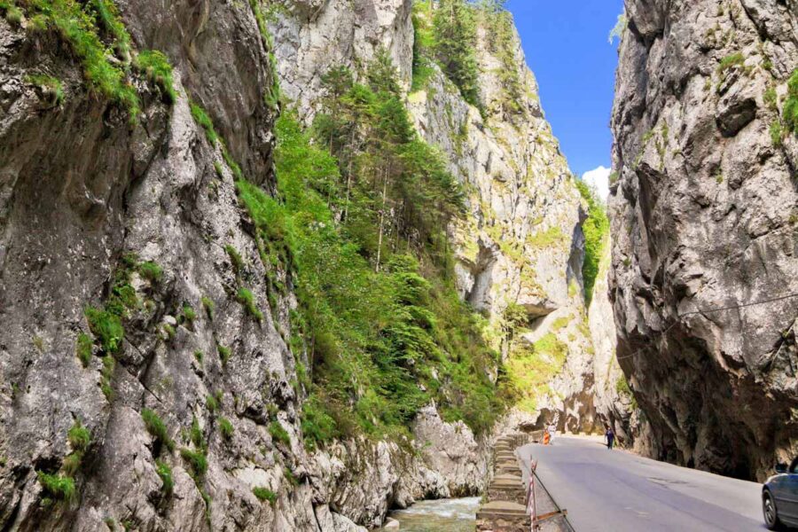 Schon die Durchquerung der Bicaz Klamm mit dem Auto bringt dem Besucher die spektakulären Ausmaße der Schlucht näher, Rumänien - © Gabriela Insuratelu / Shuttersto