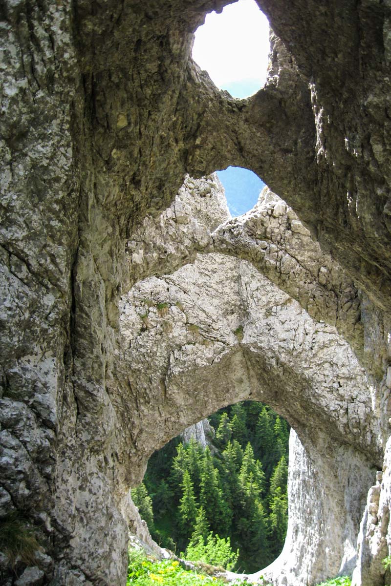 Die Kalksteinbögen von La Zaplaz zählen zu den bekanntesten und spektakulärsten Felsformationen im Nationalpark Piatra Craiului, Rumänien