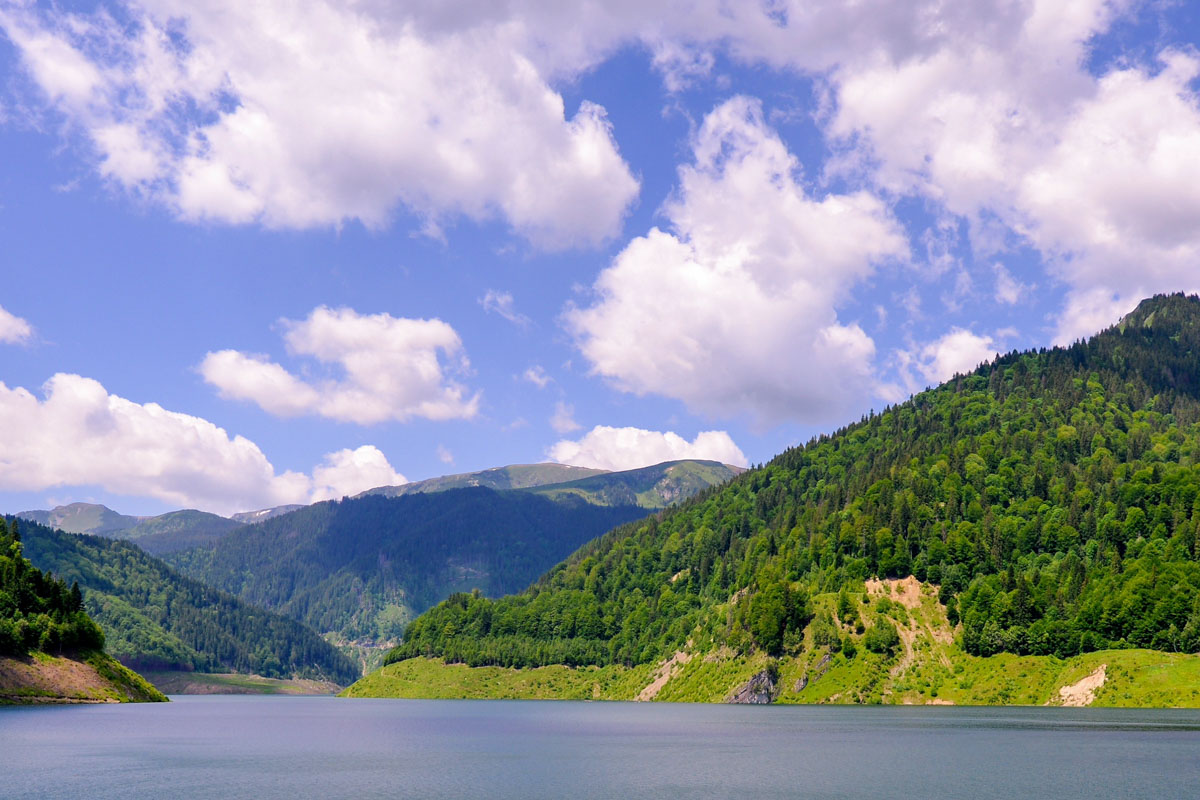 Blick auf den Stausee Gura Apelor, der am südwestlichen Rand des Nationalparks liegt und über eine Asphaltstraße zugänglich ist, Rumänien