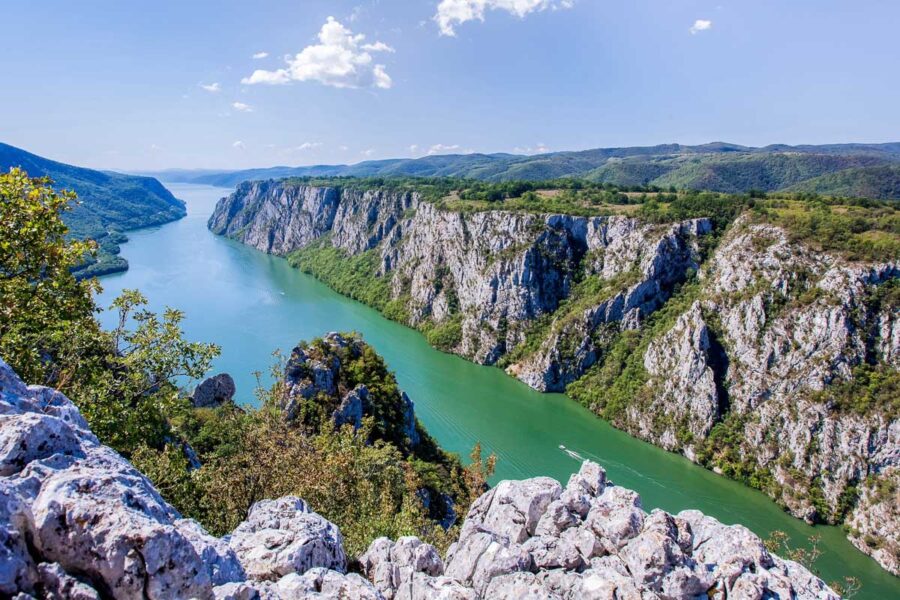 Am Eisernen Tor zwischen Serbien und Rumänien verengt sich der Lauf der Donau auf lediglich 150 Meter - © Slavica Stajic / Shutterstock