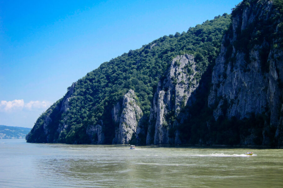 Die bis zu 300 Meter hohen Steilwände im Naturpark Eisernes Tor scheinen teilweise regelrecht über dem Wasser zu schweben, Rumänien - © FRASHO / franks-travelbox
