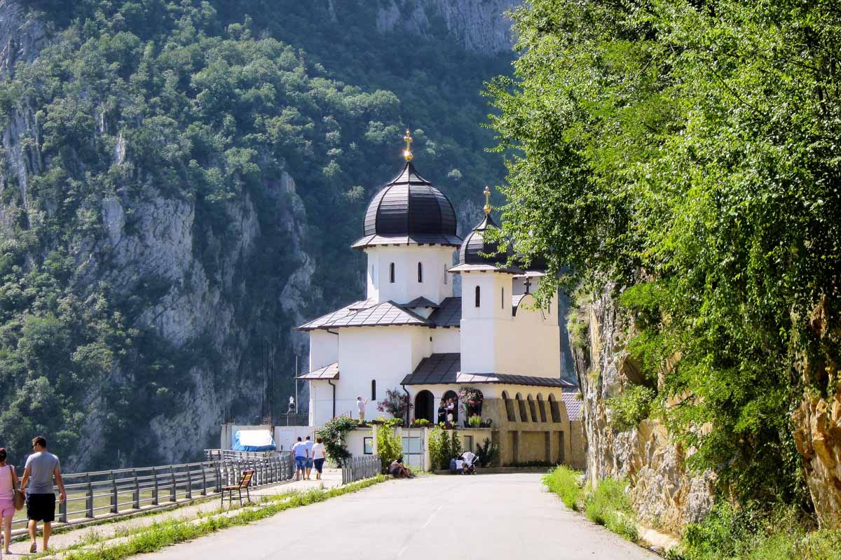 Das heutige Mraconia Kloster im Donaukessel in Rumänien stammt aus dem Jahr 2000, nachdem das originale Kloster durch den Staudamm geflutet wurde