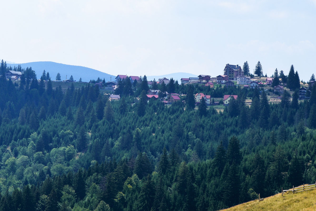 Das geruhsame Păltiniș in der Nähe von Sibiu ist der höchstgelegene Ski- und Kurort des Landes und perfekte Ausgangsbasis für Ausflüge ins Cindrel-Gebirge, Rumänien