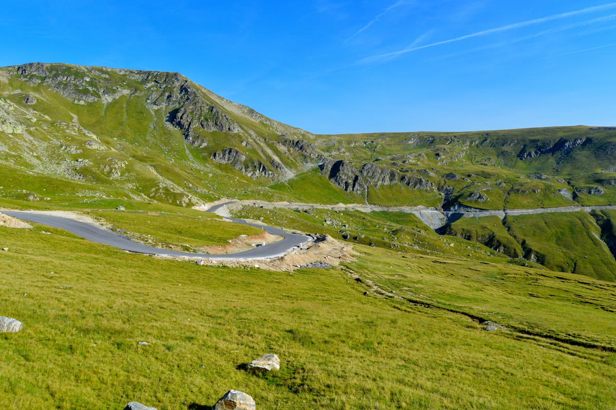 Seit 2011 ist die rund 150 km lange Panoramastraße Transalpina komplett asphaltiert, was jedoch nichts an ihrem naturbelassenen Charakter geändert hat, Rumänien