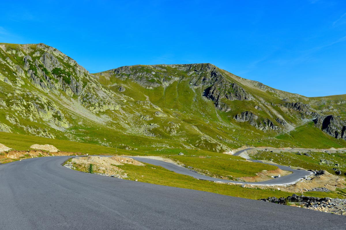 Die Panoramastraße Transalpina führt auf engen Serpentinen durch eine atemberaubende Bergwelt auf über 2.000 Meter Höhe, Rumänien