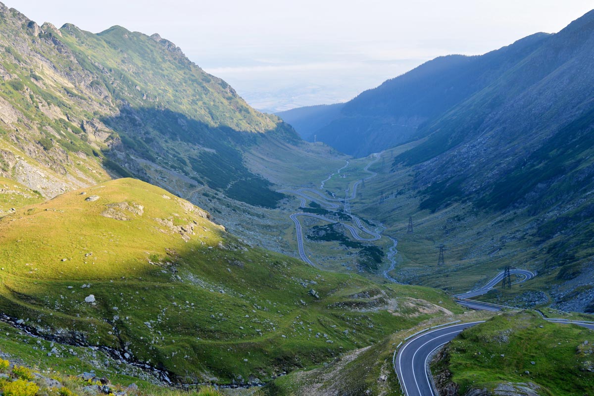 Die Transfogarascher Hochstraße im Zentrum von Rumänien durchquert die herrliche Landschaft des Făgăraș-Gebirges