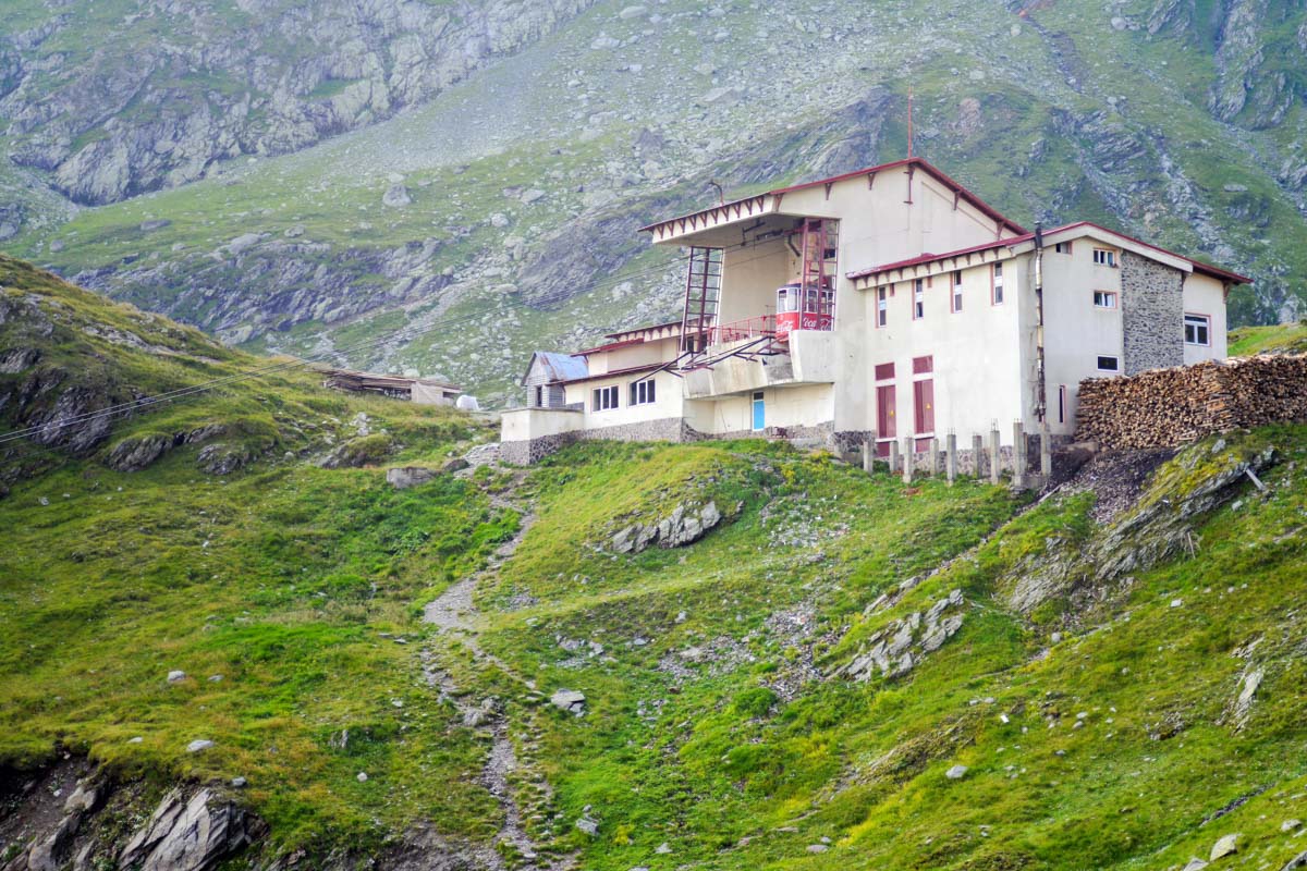 Vom Bâlea Wasserfall an der Transfăgărășan führt eine Gondelbahn nach oben, über die ein jährlich neu errichtetes Eishotel zu erreichen ist, Rumänien