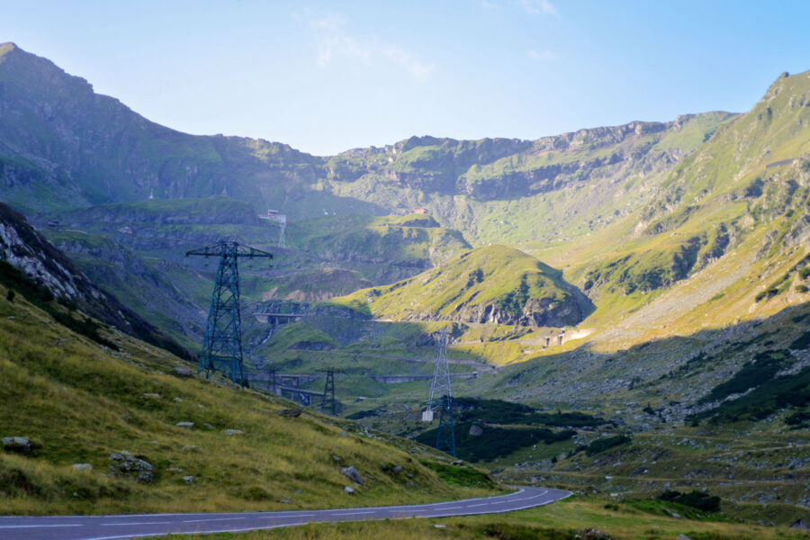 Ab dem Vidraru-See schlängelt sich die mittlerweile komplett asphaltierte Transfăgărășan in langgezogenen Kurven durch die Transsilvanischen Alpen, Rumänien - © FRASHO / franks-travelbox