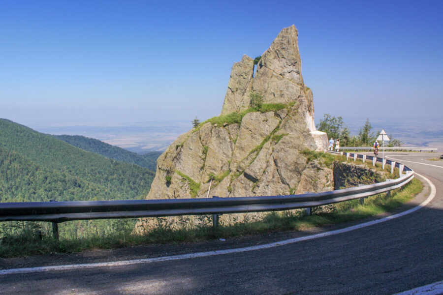 Am spektakulären „Tor der Begegnung“ an der Transfăgărășan in Rumänien trafen einst die Streckenbau-Mannschaften aus Nord- und Süd aufeinander  - © Mercy CC BY-SA3.0/Wiki