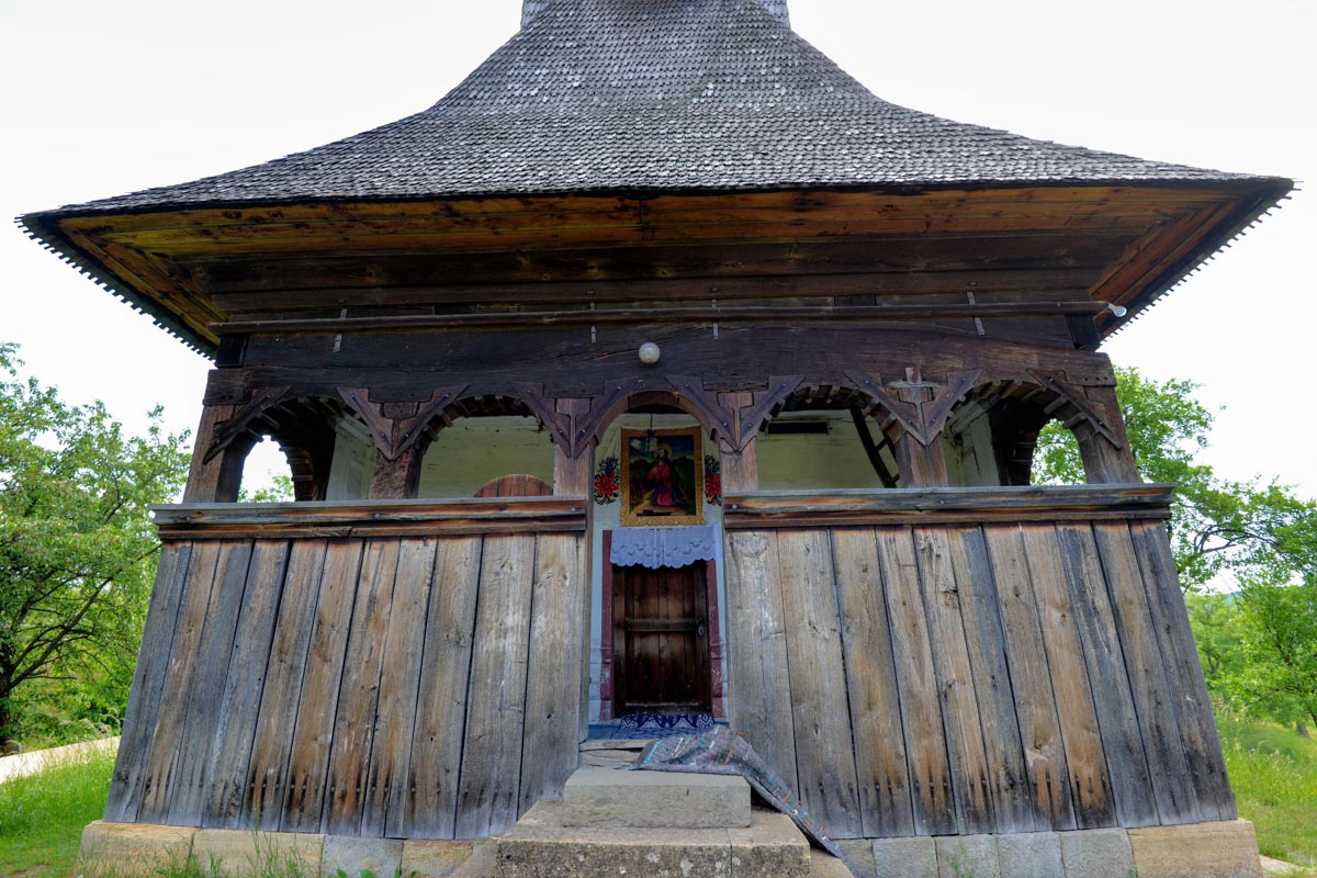 Ist die Holzkirche von Plopis verschlossen, lohnt sich ein Besuch des Hauses gegenüber, wo nach dem Schlüssel gefragt werden kann, Rumänien