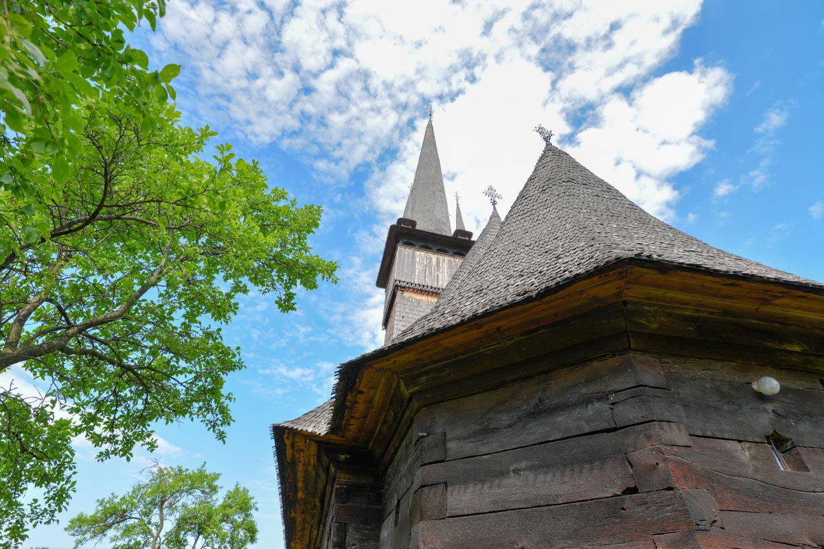 Die römisch-orthodoxe Kirche ist den beiden Erzengeln Michael und Gabriel geweiht und ein prachtvolles Zeugnis der begabten Holzschnitzer von Plopis, Rumänien