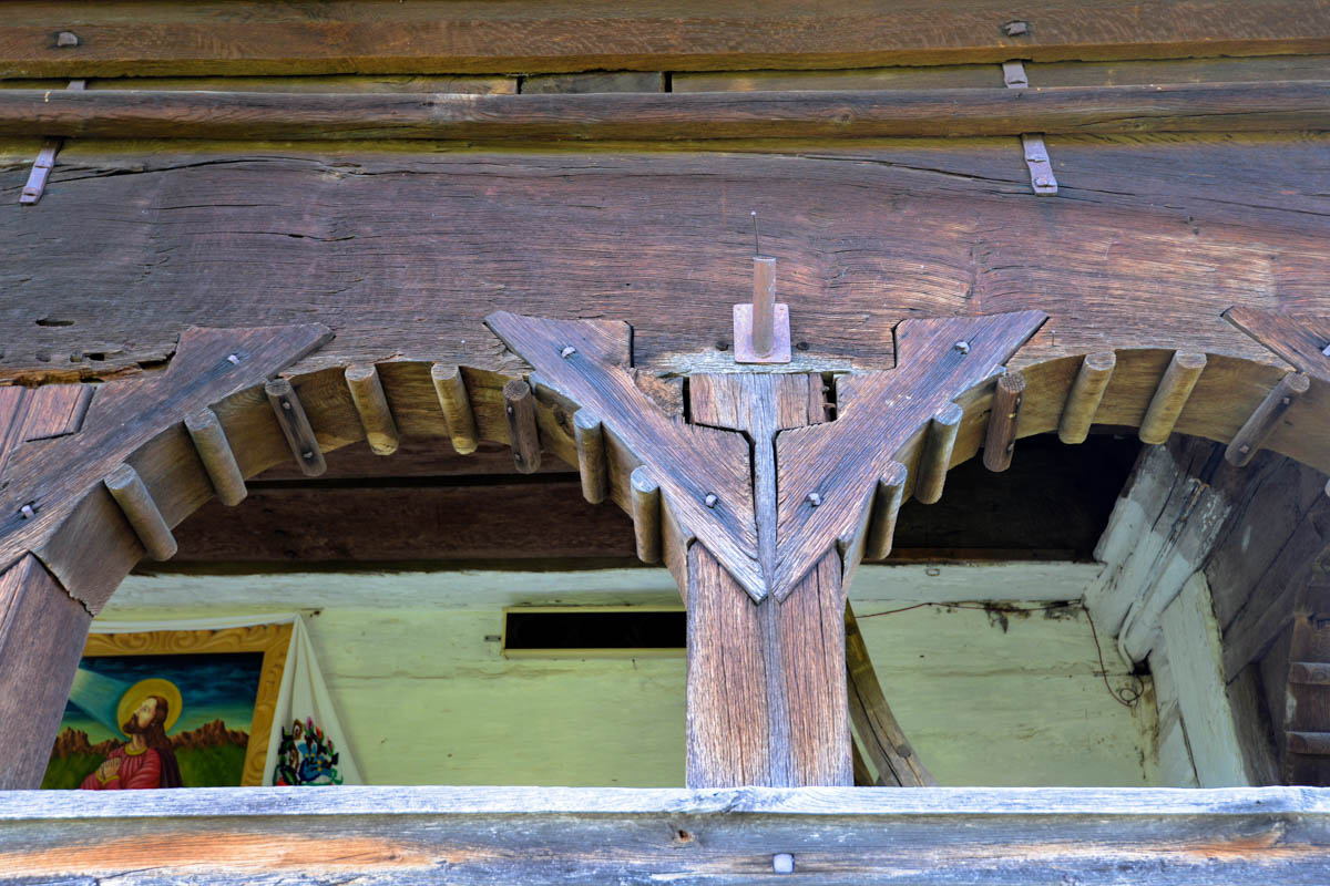 An der Veranda auf der Westseite der Holzkirche von Plopis ist ihre kunstvolle Architektur besonders gut zu sehen, Rumänien