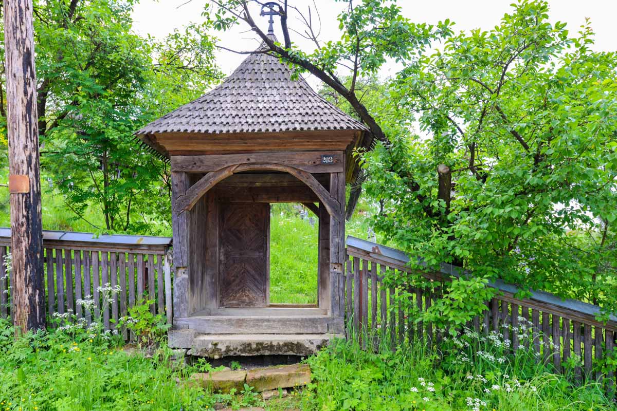 Auch die kleinen Bauten rund um die Holzkirche von Poienile Izei sind Zeugnisse der traditionellen Holzbauweise im Norden Rumäniens