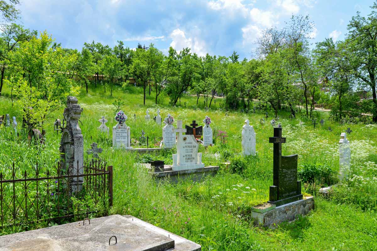 In der Umgebung der Holzkirche von Poienile Izei sorgen zahlreiche geschmückte Kreuze eines kleinen Friedhofs für eine malerische Szenerie, Rumänien