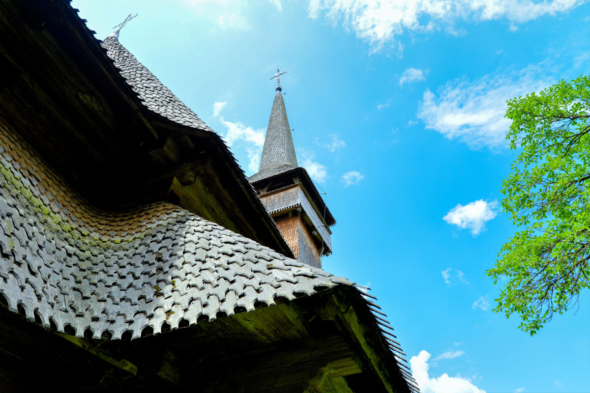 Die Kirche von Poienile Izei zählt zu den ältesten Holzkirchen der Maramureș und wurde von der UNESCO zum Weltkulturerbe erklärt, Rumänien
