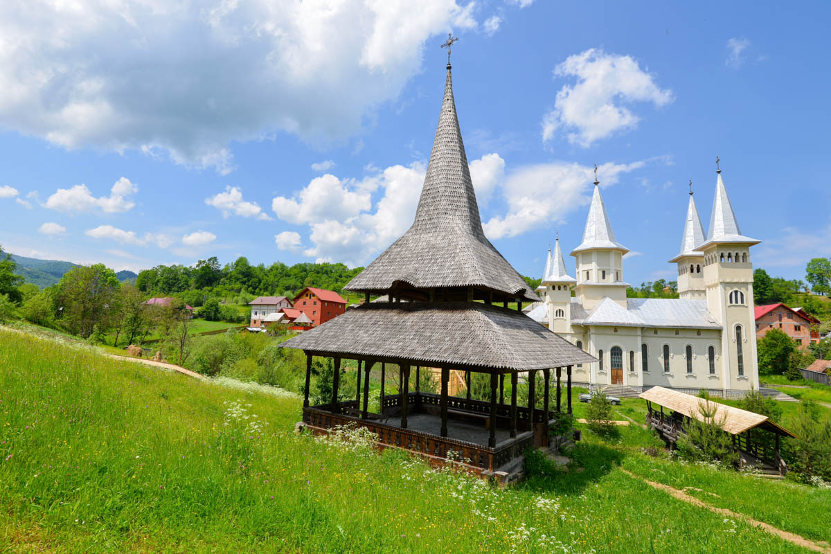 Die traditionelle Holzbauweise der Maramureș trifft in Poienile Izei, Rumänien, auf moderne Kirchenarchitektur