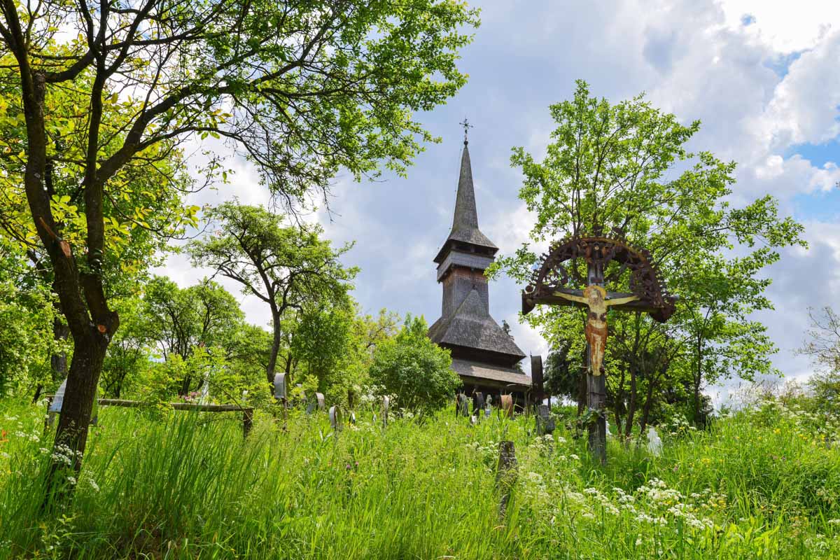 Die Holzkirche von Poienile Izei wurde von 1604 bis 1632 „aus hundert Jahre alten Baumstämmen“ errichtet, Rumänien