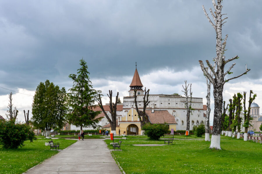 Schon von weitem bietet die gewaltige Kirchenburg von Prejmer hinter ihren mächtigen Mauern einen überwältigenden Anblick, Rumänien - © FRASHO / franks-travelbox