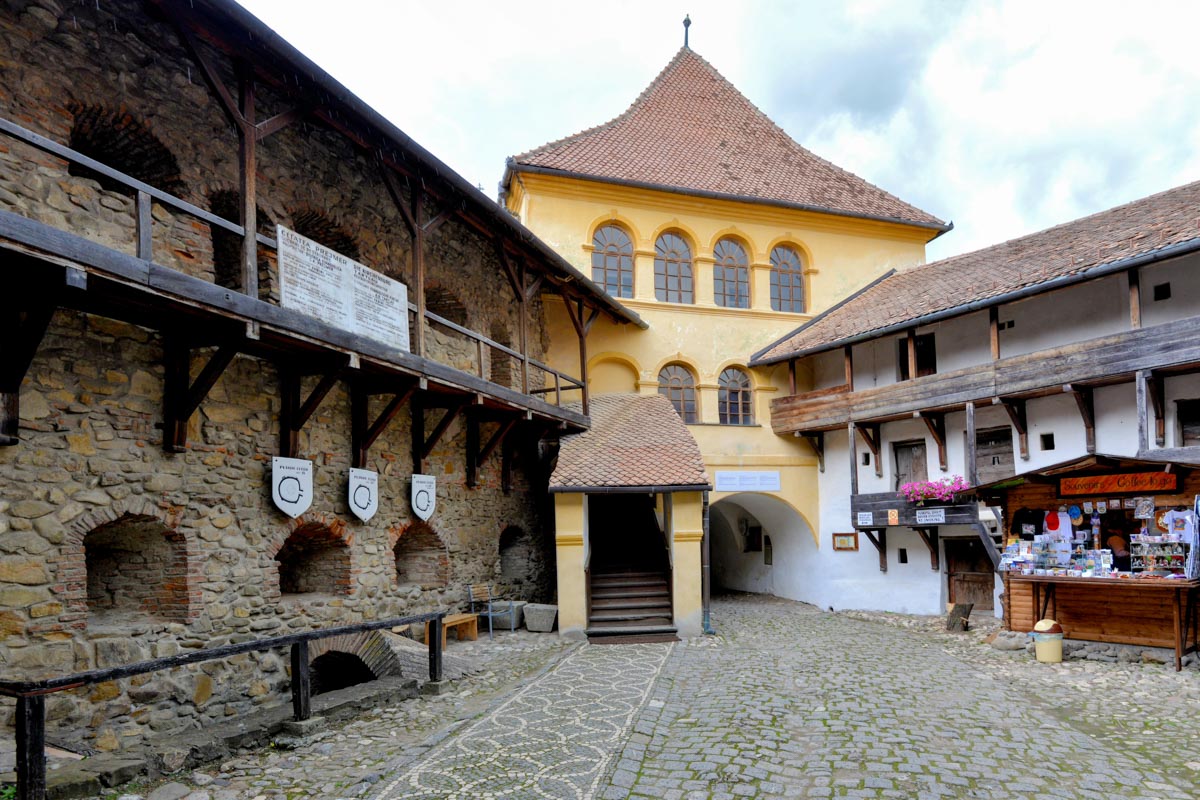 Der so genannte Bäckerhof der Kirchenburg von Prejmer beherbergte einst eine Bäckerei und heute einige Souvenir-Stände, Rumänien