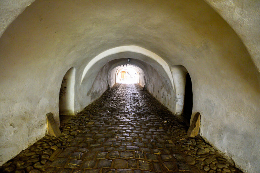 Die Kirchenburg von Prejmer kann durch einen 32m langen Gang betreten werden, Rumänien - © FRASHO / franks-travelbox