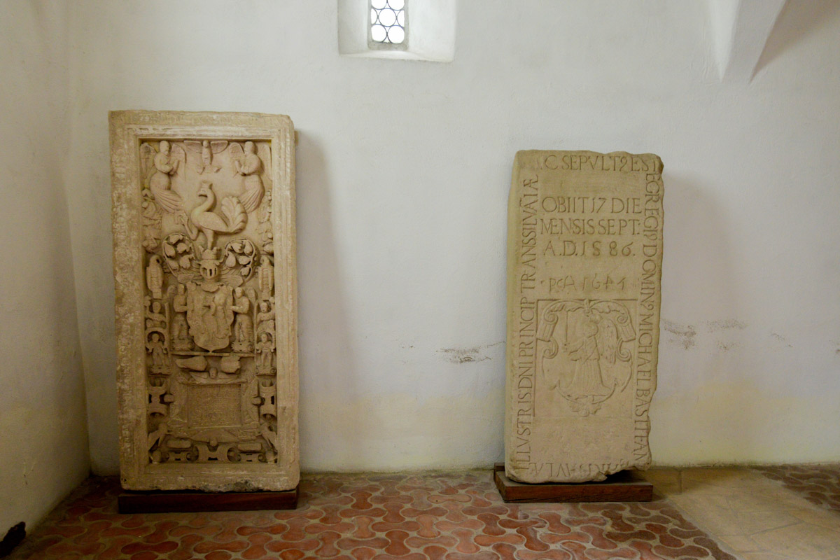 Grabsteine in der Kirchenburg von Prejmer, der linke stammt aus dem Jahr 1692 und erinnert an den damaligen Pastor Jakobus Jekelius, Rumänien