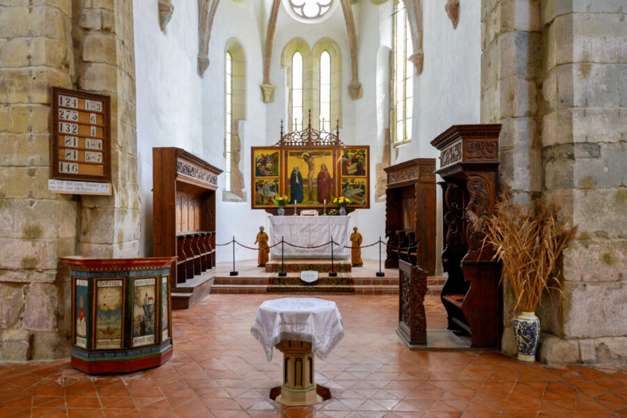 Der gotische Flügelaltar mit der Kreuzigungsszene im Zentrum ist das Highlight der sonst eher schlichten Kirche von Prejmer, Rumänien - © FRASHO / franks-travelbox