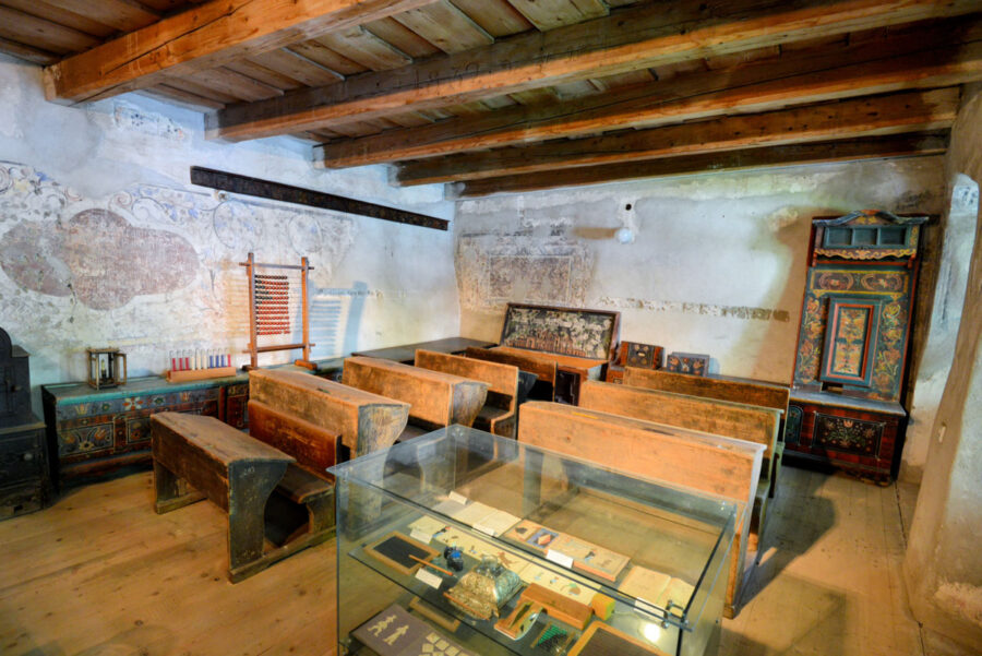Im Klassenzimmer in der Kirchenburg von Prejmer konnten die Kinder des Dorfes auch während einer Belagerung unterrichtet werden, Rumänien - © FRASHO / franks-travelbox