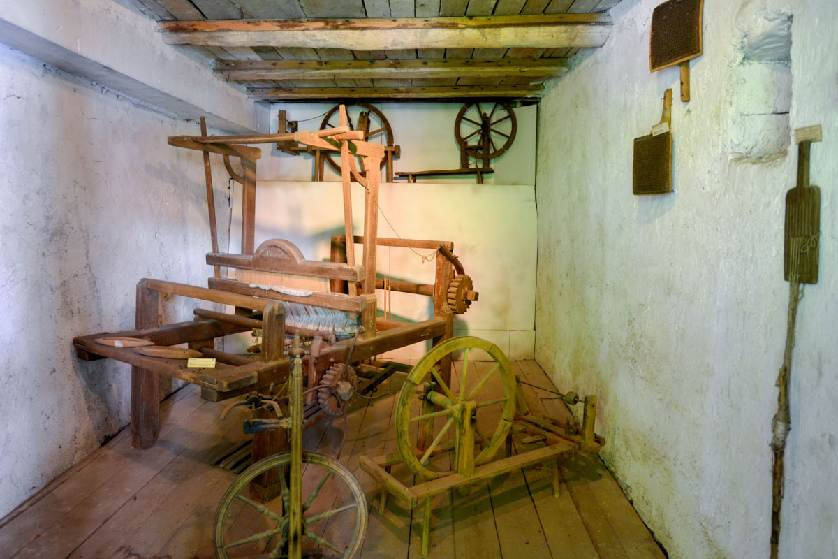 Historischer Webstuhl aus Urwegen in einer Museumskammer der Kirchenburg von Prejmer, Rumänien