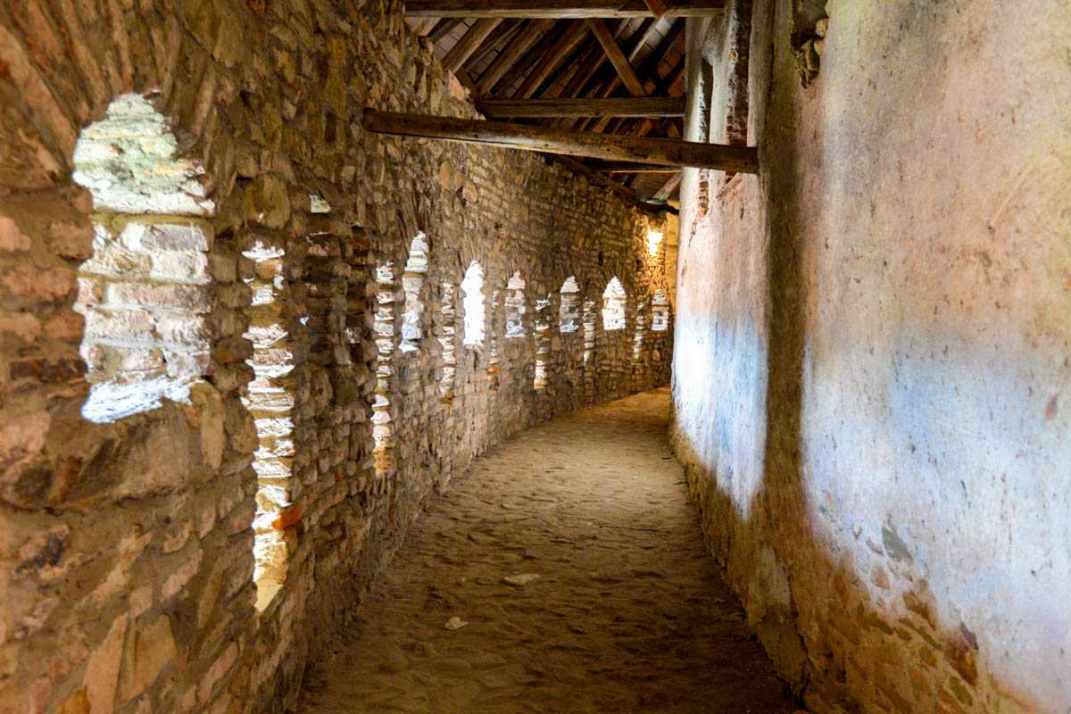 Auf dem überdachten Wehrgang mit Schießscharten und Pechnasen kann in 10 Metern Höhe die ganze Mauer der Kirchenburg von Prejmer umrundet werden, Rumänien