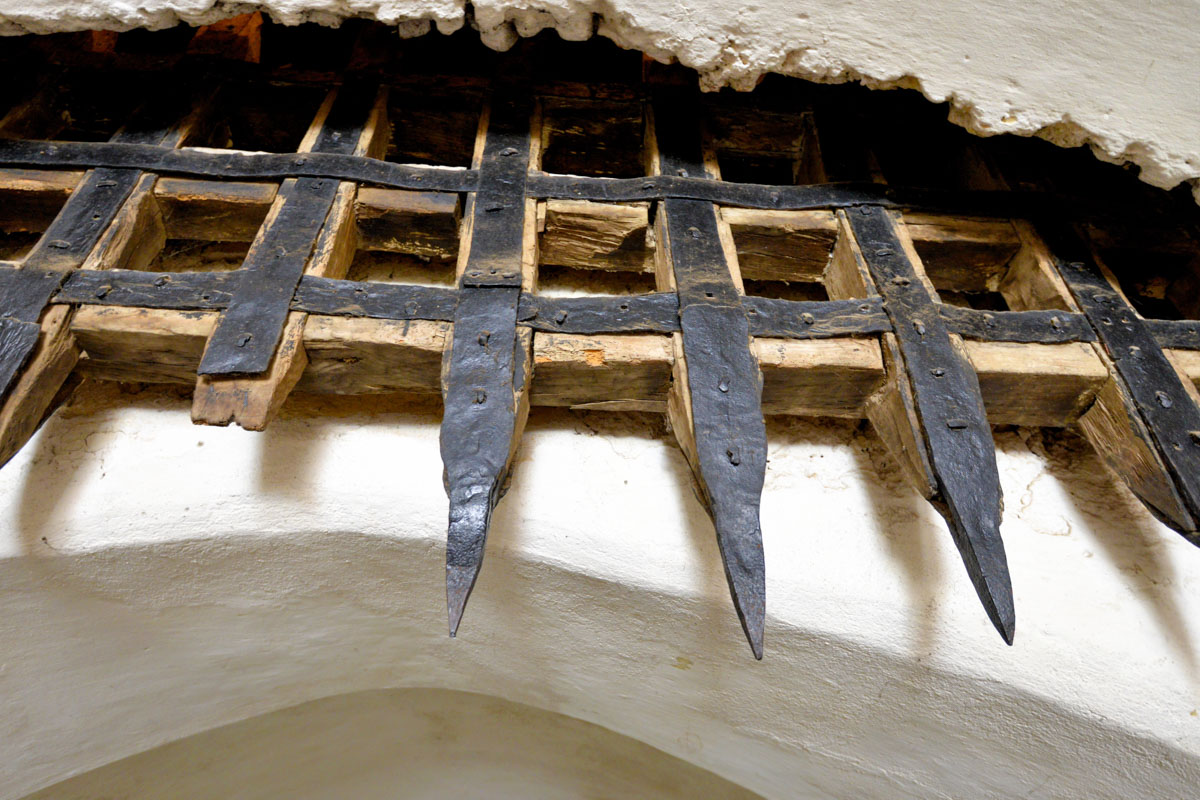 Die Falltore, mit denen der Zugang zur Kirchenburg von Prejmer einst versperrt werden konnte, flößen heute noch Respekt ein, Rumänien