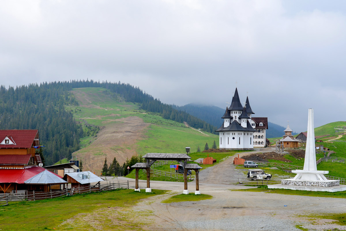 Ein malerisches Kloster bezeichnet auf dem Prislop-Pass in den Karpaten den höchsten Straßenpunkt zwischen Maramureș und Bukowina, Rumänien