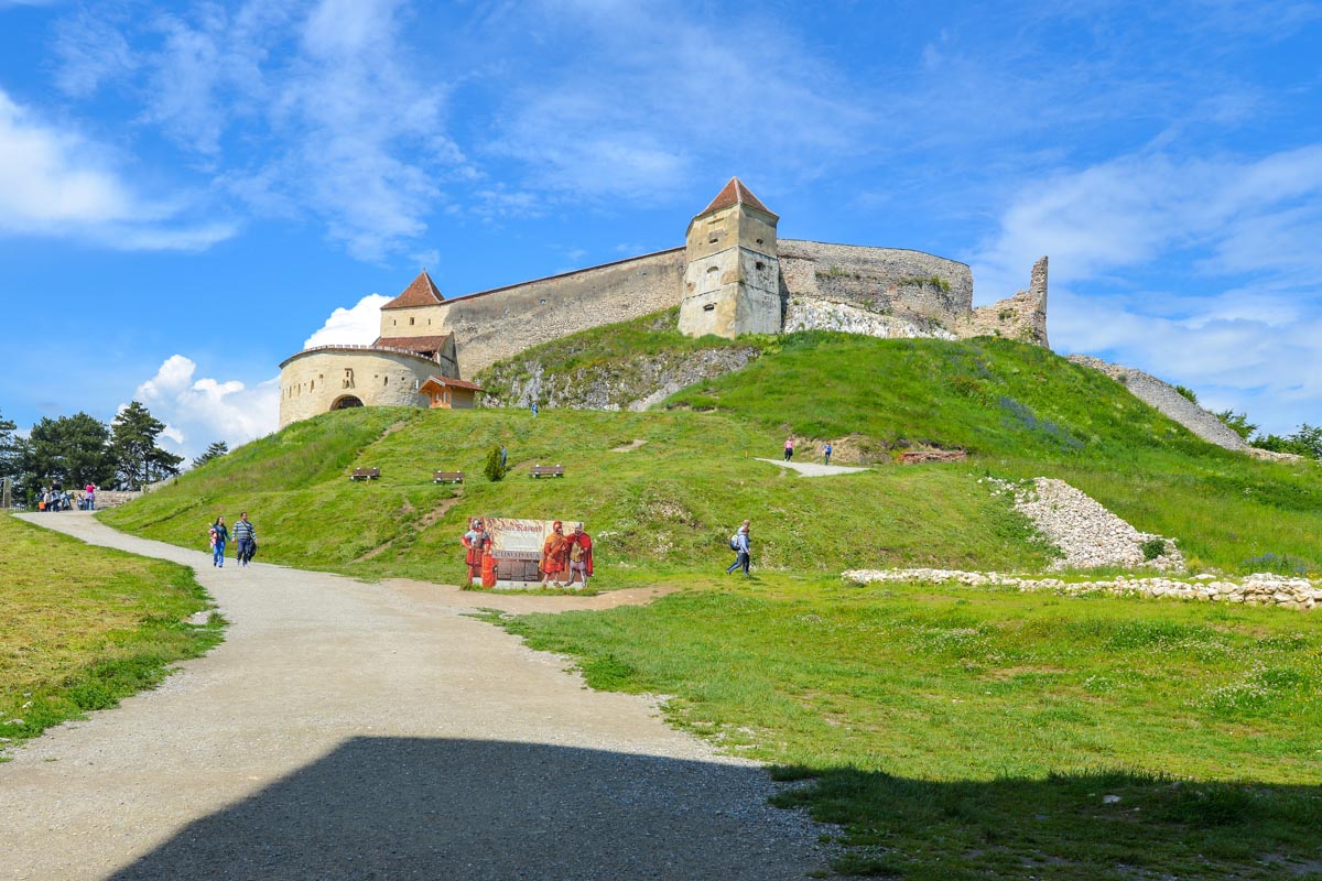 Die trutzige Burgruine von Râșnov wurde einst vom Deutschen Ritterorden errichtet und fungiert heute als denkmalgeschütztes Freilichtmuseum, Rumänien