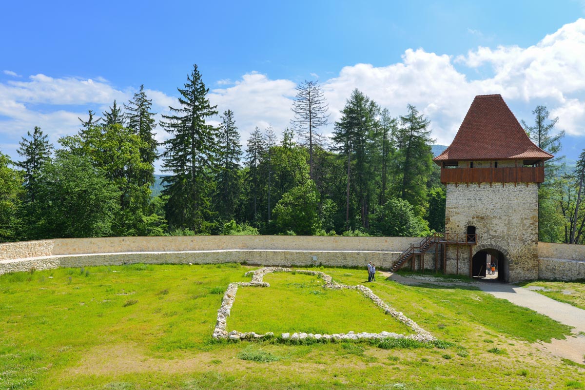 Der Eintritt ins Innere der Zitadelle von Râșnov erfolgt durch einen der sieben Festungstürme, Rumänien