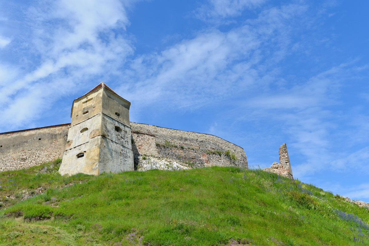 Mit ihren 5m hohen und knapp 2m dicken Mauern konnte die Burg von Râșnov nur einmal eingenommen werden, Rumänien