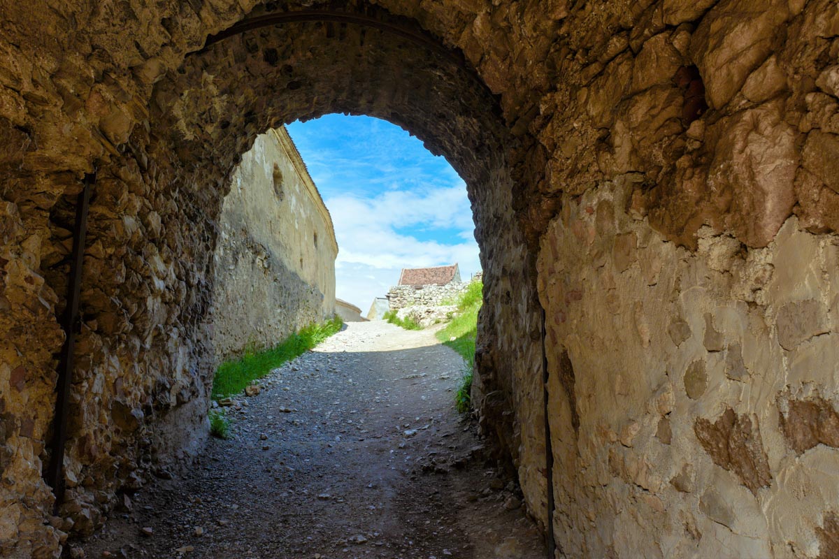 Der Weg zur Ruine startet im Hof eines Gasthauses in Râșnov und führt über einen steilen Pfad bis zu den mächtigen Mauern der Burg, Rumänien