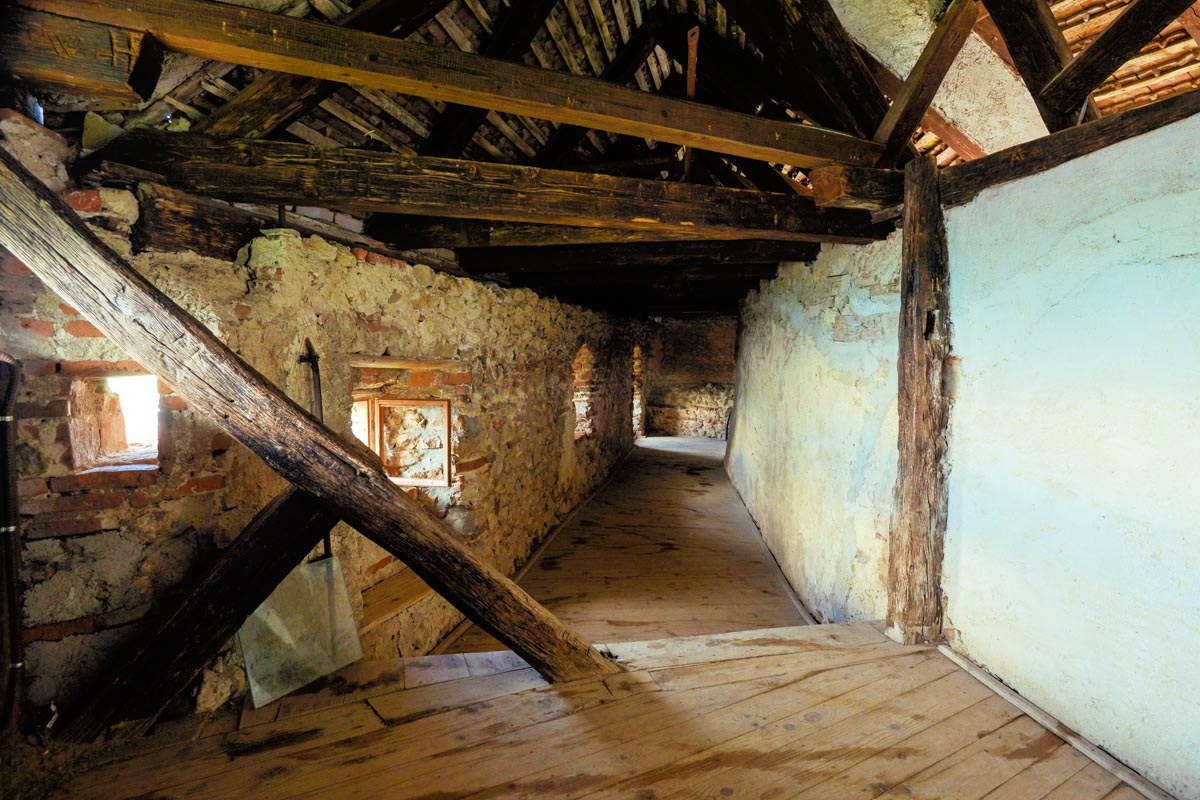 Die historischen Verteidigungsanlagen der Burgruine von Râșnov, Rumänien, können direkt vor Ort besichtigt werden