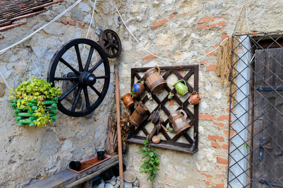 Neben historischem Wandschmuck ist heute in der Burgruine von Râșnov auch elektrischer Strom zu finden, Rumänien