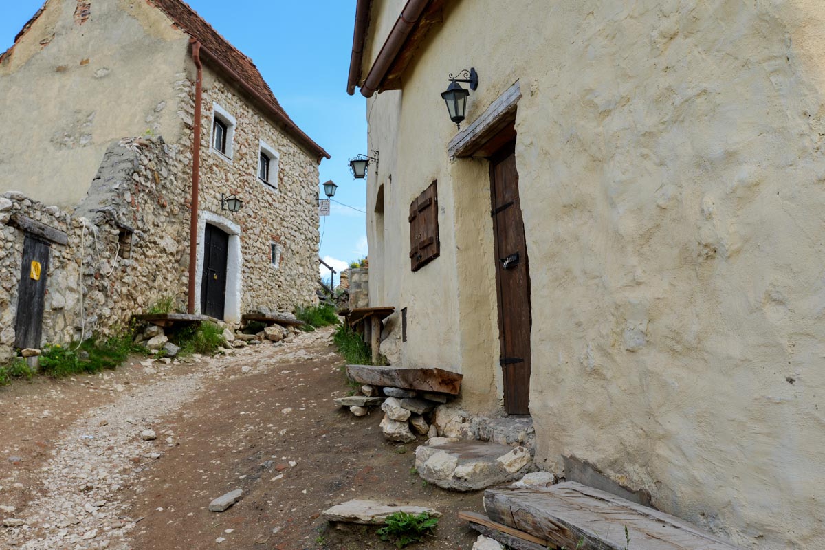 In über 30 Häusern im Inneren der Burg von Râșnov fanden die Bewohner der umliegenden Dörfer einst einen sicheren Zufluchtsort, Rumänien
