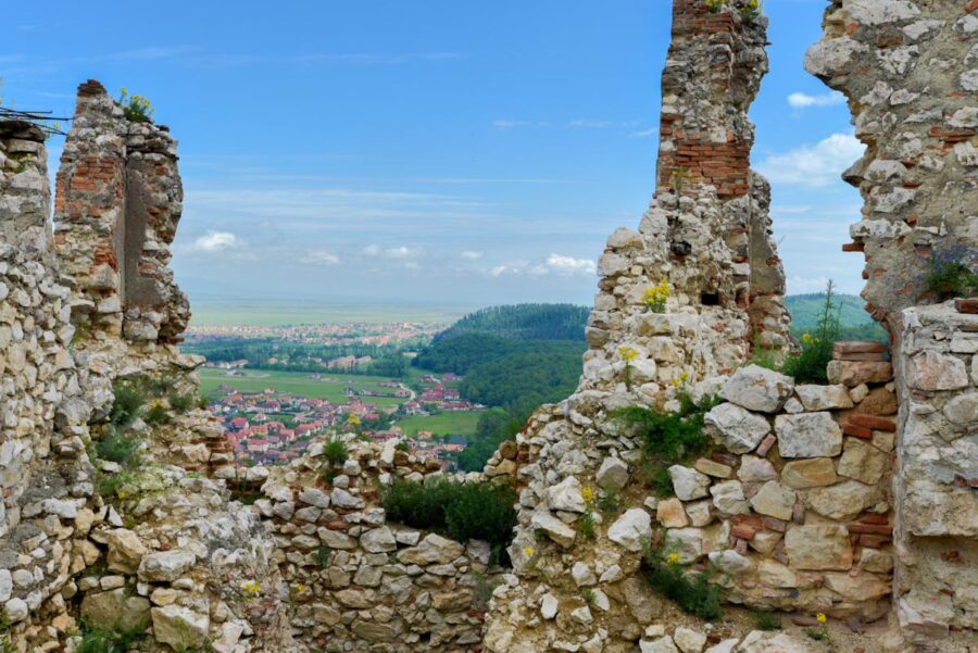 Dank der erhöhten Lage auf 150m hohen Steilwänden konnten von der Burg von Râșnov anrückende Feinde bald erspäht werden, Rumänien - © FRASHO / franks-travelbox