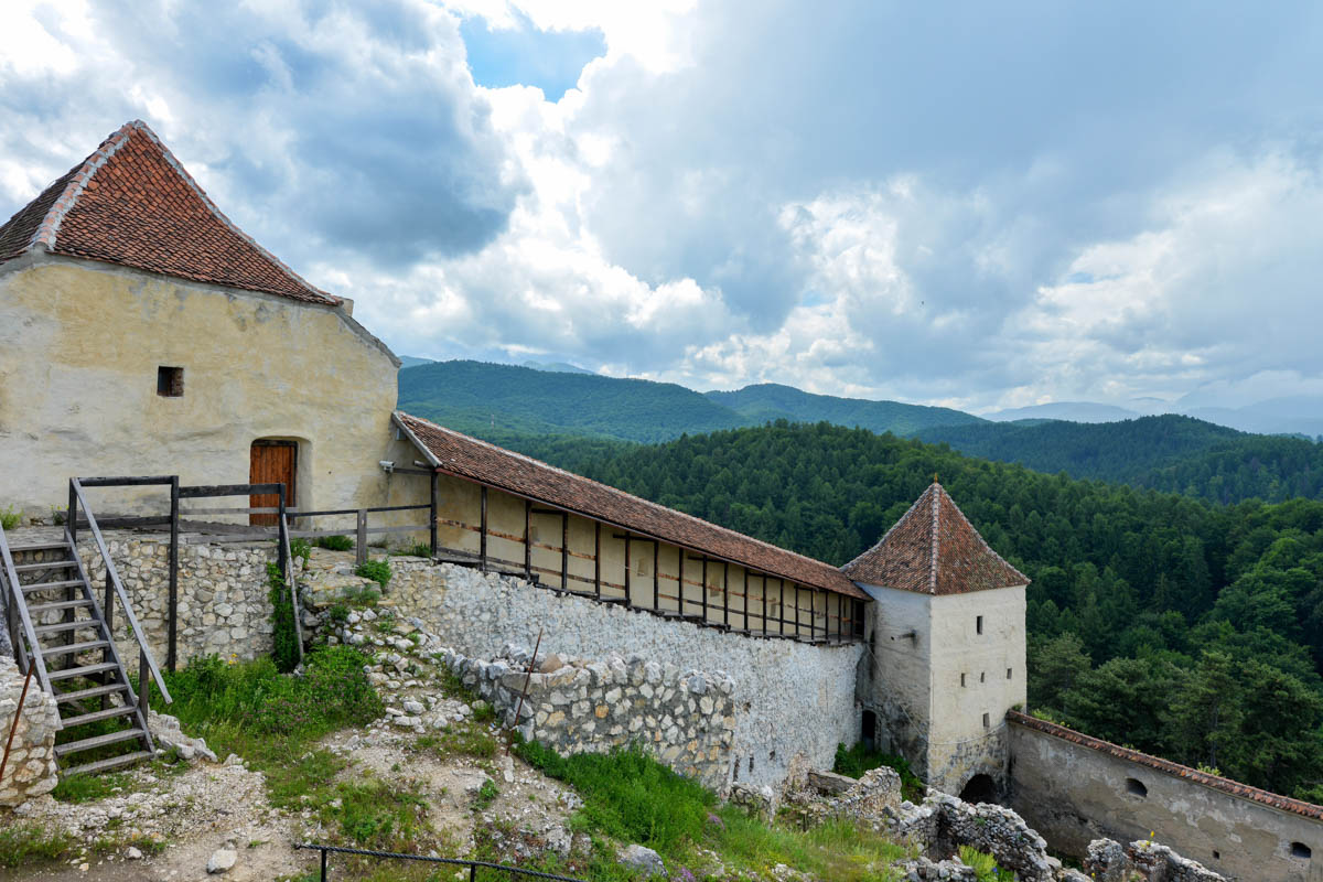 Ab dem 13. Jahrhundert bot die Burgruine von Râșnov den Menschen aus den umliegenden Dörfern Schutz vor feindlichen Angriffen, Rumänien