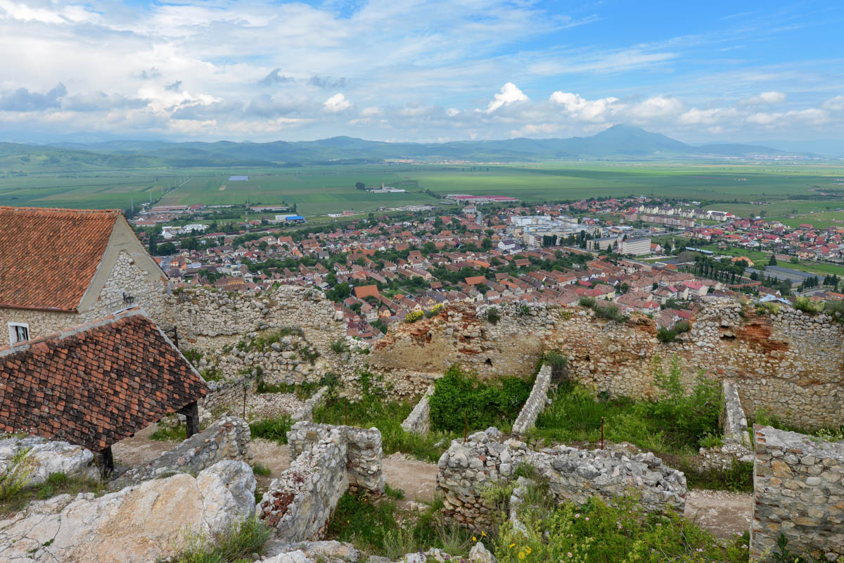 Von der Burgruine bietet sich eine traumhafte Aussicht auf das Städtchen Râșnov und die ersten Ausläufer des Făgăraș-Gebirges, Rumänien