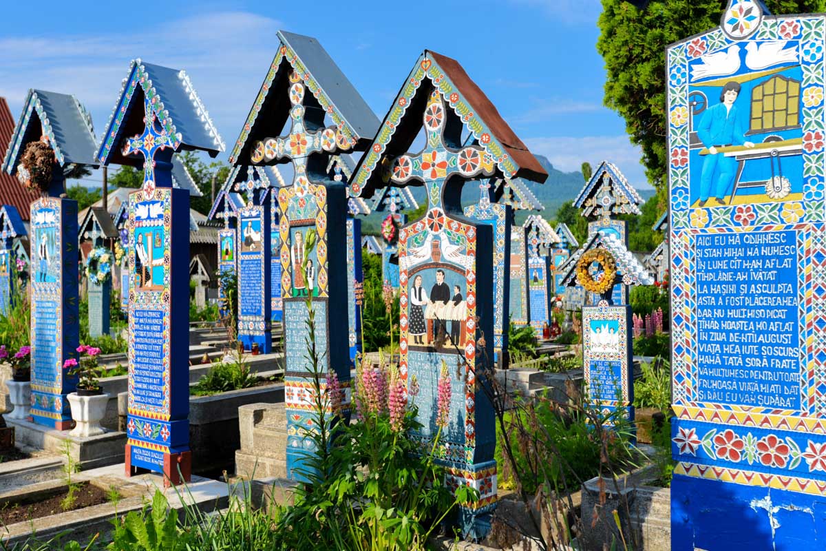Der Fröhliche Friedhof von Săpânţa in Rumänien beherbergt an die 800 blau gestrichenen Kreuze, die alle mit einem kleinen Spitzdach geschützt sind