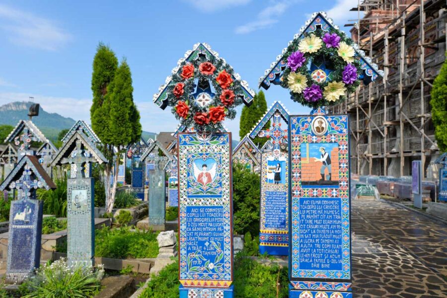 In Form von geschnitzten Texten wird am Fröhlichen Friedhof von Săpânţa das Leben des Begrabenen auf humorvolle Weise dargestellt, Rumänien - © FRASHO / franks-travelbox
