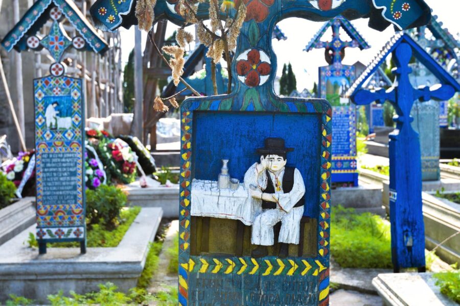 Jedes der meisterhaften Kreuze am am Fröhlichen Friedhof von Săpânţa ist zu hundert Prozent handgefertigt und absolut einzigartig, Rumänien - © FRASHO / franks-travelbox