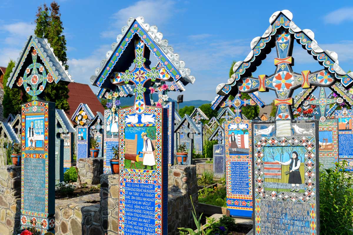 In Săpânţa im Nordwesten von Rumänien gibt es den einzigen Friedhof der Welt, wo den Toten nachgeredet wird