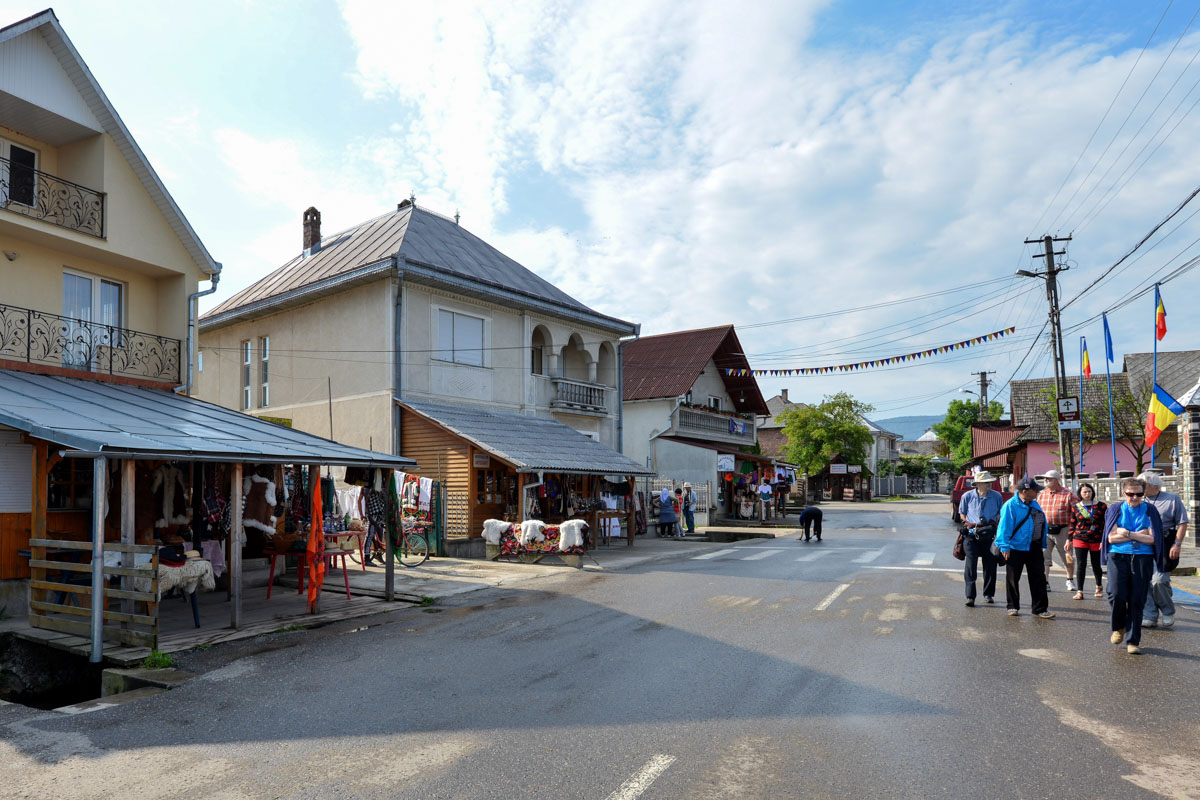 Dank dem Fröhlichen Friedhof hat auch in Săpânţa der Tourismus Einzug gehalten, wie zahlreichen Shops beweisen, Rumänien
