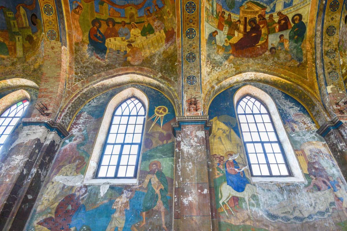 Durch die großen Fenster flutet außergewöhnlich viel Sonnenlicht in die Kirche und macht die herrlichen Malereien in der Săpânţa-Kirche bis ins kleinste Detail erkennbar, Rumänien